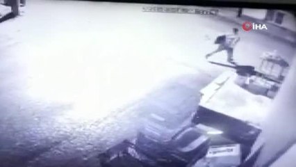 Çaldığı televizyonu böyle götürdü