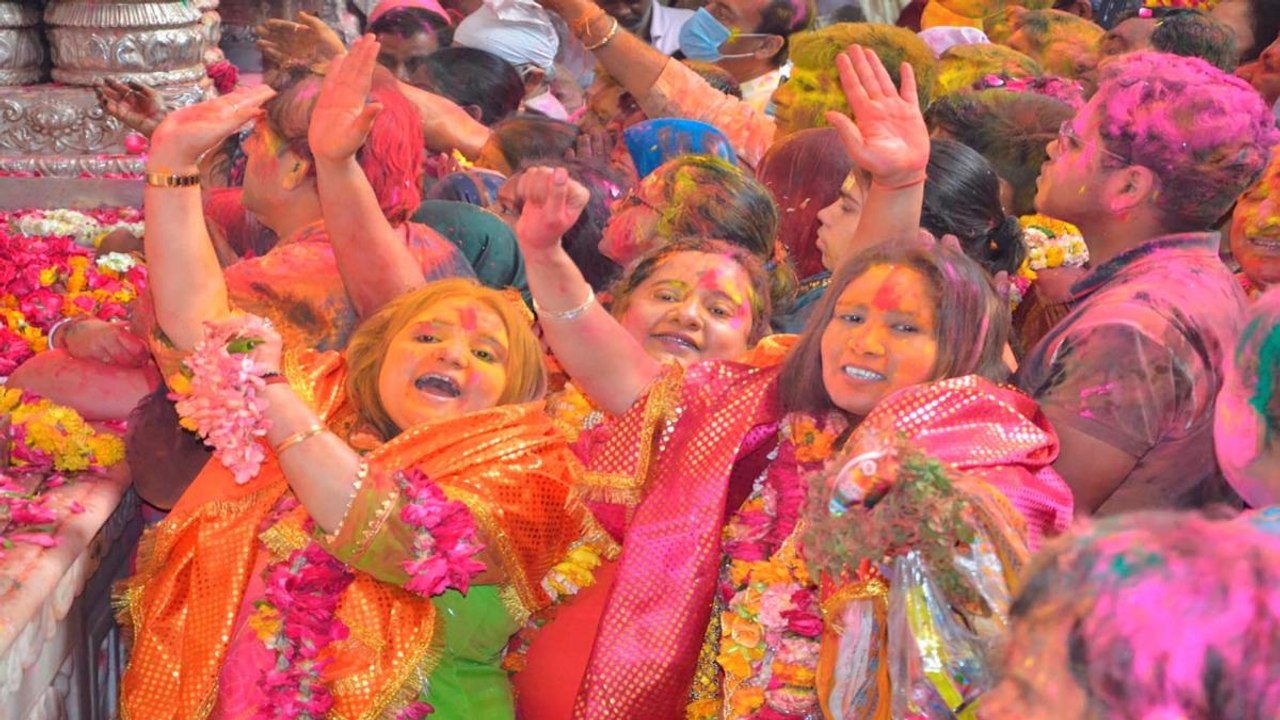 Let's take a look of Holi celebration of Mathura & Vrindavan