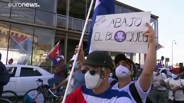 Una caravana de vehículos pide el fin del embargo de Estados Unidos contra Cuba