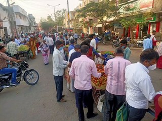 प्रतिबंधित किए गए साप्ताहिक हाट बाजार में दोपहर तक सन्नाटा, शाम को रही भीड़