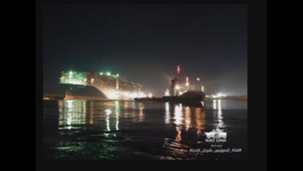 Reflotan parcialmente el buque varado seis días en canal de Suez, dice firma