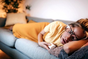 Vous vous endormez devant la télé ? Les médecins le déconseillent fortement
