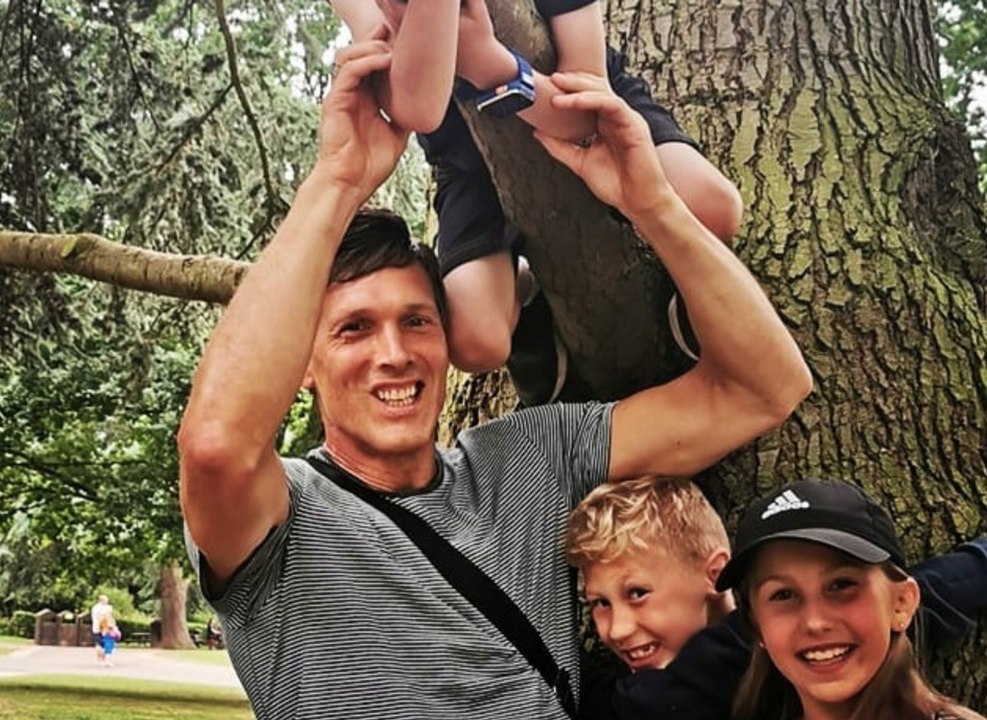 Tout le monde pense qu'il a 30 ans alors qu'il est grand-père