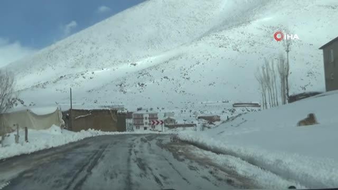 Van bir günde iki mevsim yaşıyor: Yüksek kesimlerinde metrelerce kar merkezde bahar havası