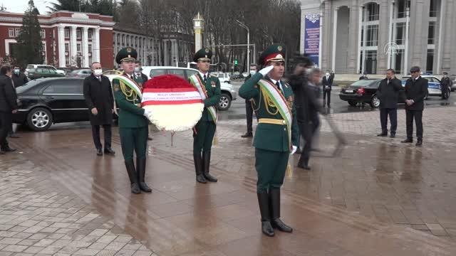Dışişleri Bakanı Çavuşoğlu, Şah İsmail Somoni Anıtına çelenk koydu