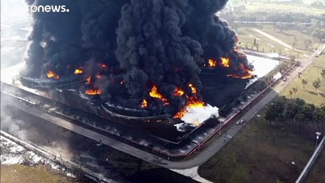 شاهد: اندلاع حريق هائل في مصفاة نفط إندونيسية