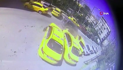 Taksi durağına dalan hafif ticari araç ortalığı birbirine kattı