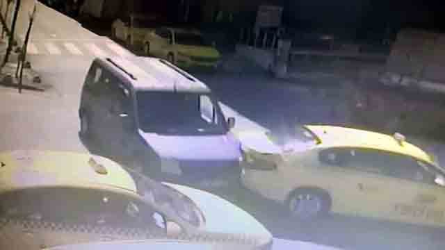 Taksi durağına dalan ticari araç ortalığı birbirine kattı