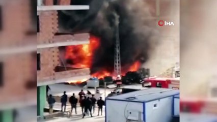 Lastik dükkanında korkutan yangın: Alevler metrelerce yükseğe çıktı