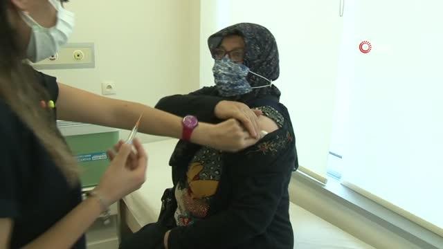 60 yaş üzeri vatandaşlar ve eşleri için Covid-19 aşılaması başladı