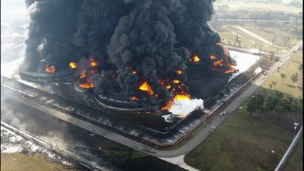 Un violent incendie se déclare dans une raffinerie de pétrole en Indonésie