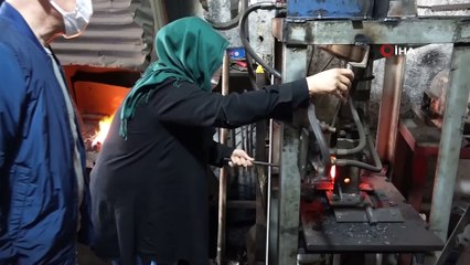 Demirci ustası anne-kız, krediyle işlerini büyütüp ödül aldı