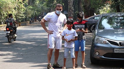 Sohail Khan with Son Yohan Khan Snapped by Media at Bandra | FilmiBeat