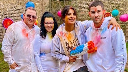 Priyanka Chopra -Nick ने लंदन में  मनाई परिवार संग होली, सास-ससुर पर चढ़ा रंग | FilmiBeat