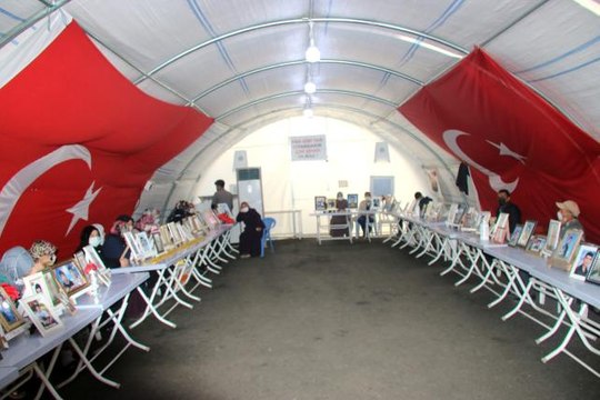 Evlat nöbetindeki acılı baba: HDP benim evimi yıktı, evladımı elimden aldı