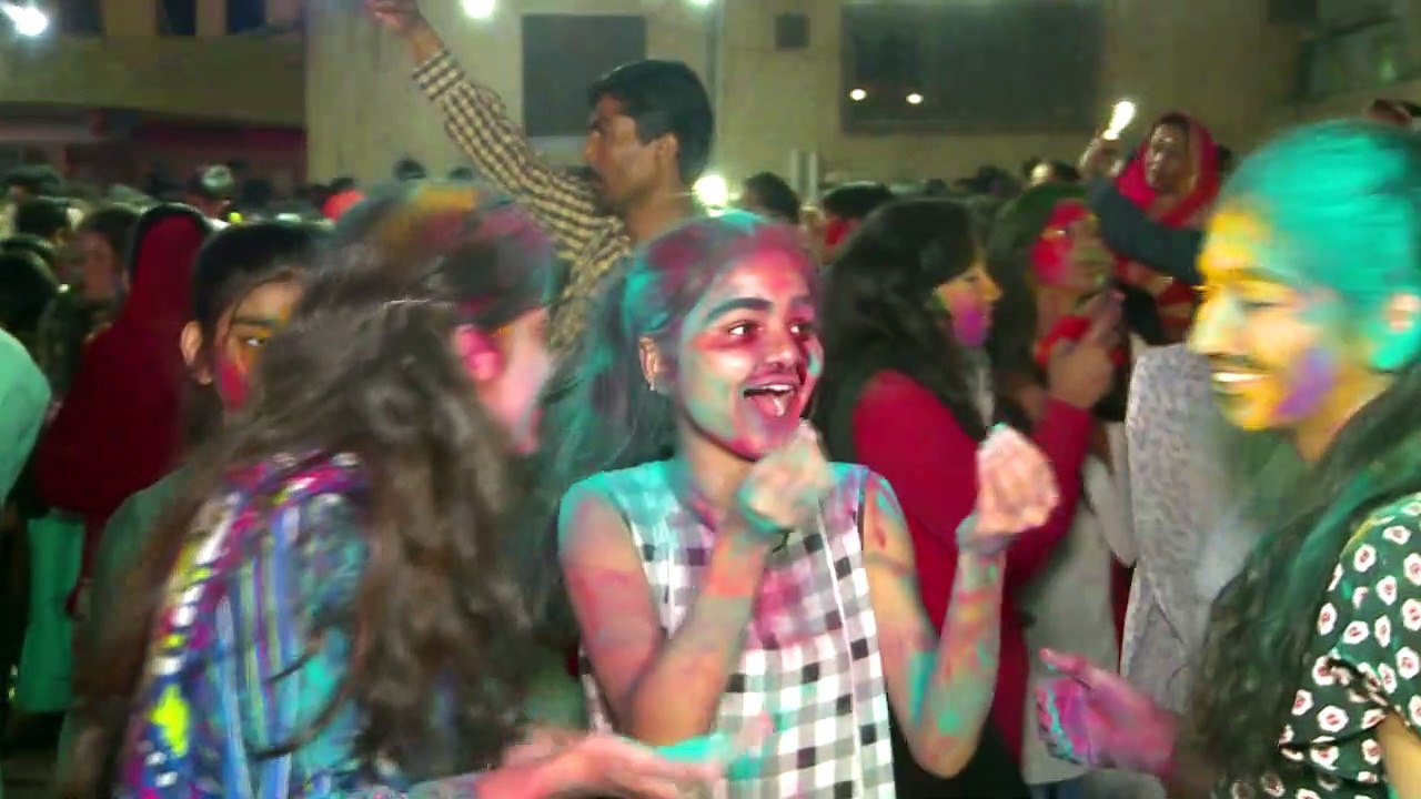 Farbenschlacht trotz corona: hindus feiern holi