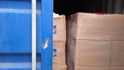 İZMİR'DEKİ BİR DEPONUN ÖNÜNDE 1'İ TIR'A YÜKLÜ 3 KONTEYNERDE KAÇAK GÖÇMENLER YAKALANDI