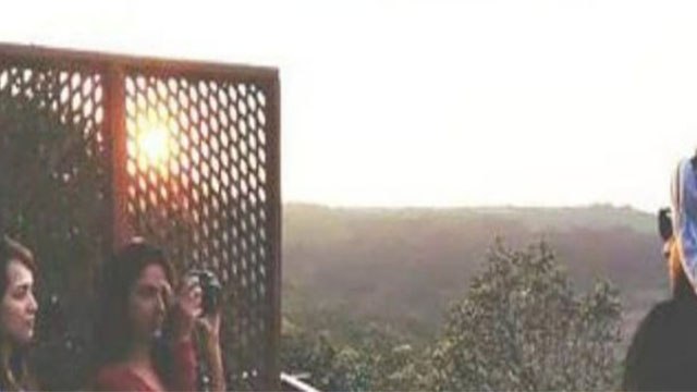 Aly Goni की फोटो खींचती दिखी Jasmin Bhasin | FilmiBeat