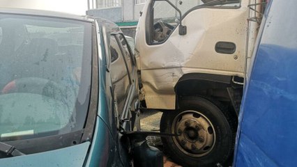 Seyir halindeyken bayılan kamyon sürücüsü 5 araca çarptı