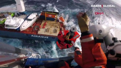 Tehlike sinyali gönderen geminin mürettebatı nefes kesen operasyonla kurtarıldı