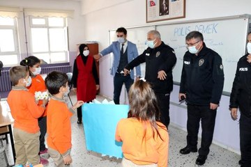 Son dakika haberleri: İhbara giden polislere öğrencilerden sürpriz