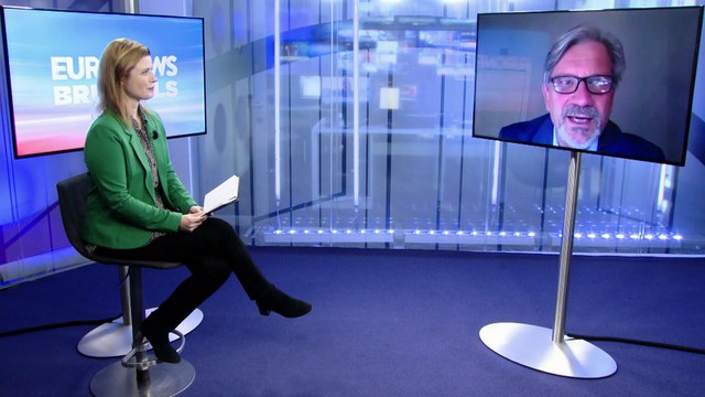 Семья сирийских беженцев учится по одному смартфону