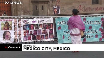 وقفة احتجاجية لضحايا جرائم قتل النساء أمام قصر المكسيك الوطني