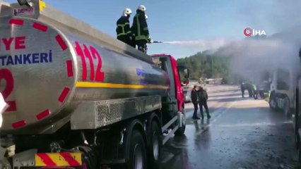Bucak’ta araç yüklü tır yandı: 7 araç kül oldu