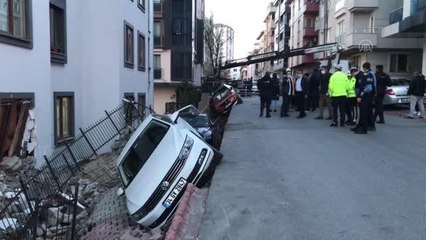 Ümraniye'de istinat duvarının çökmesi 4 araçta hasara yol açtı