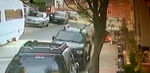 Ümraniye'de istinat duvarı çöktü; 4 araç yuvarlandı