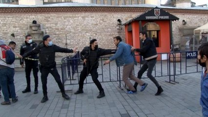 TAKSİM'DE CEBİNDEKİ TELEFONU ÇALARKEN YAKALADIĞINI İDDİA ETTİĞİ KİŞİYLE KAVGAYA TUTUŞTU
