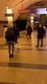 Ce livreur pas attentif se fait voler son sac dans le métro !