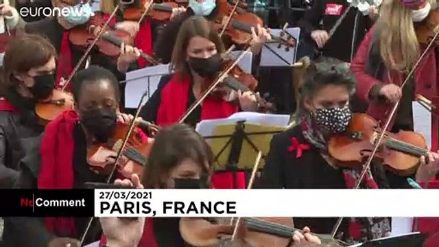Paris musicians put on concert in front of occupied Odéon Theatre