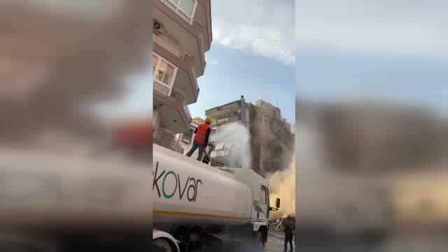 Ağır hasarlı bina kontrollü yıkım yapılırken yanındaki binanın üzerine çöktü (2)