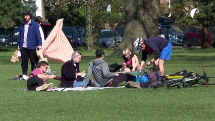 El desconfinamiento avanza en Inglaterra con pícnics y piscinas descubiertas