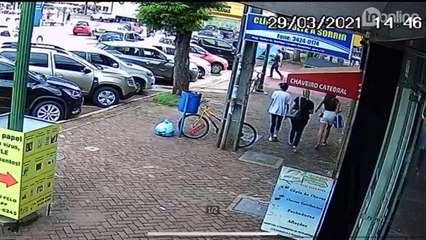 Câmera de segurança flagra fuga de assaltantes; veja