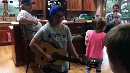 Una familia feliz: pareja adoptó a cinco niños con síndrome de Down