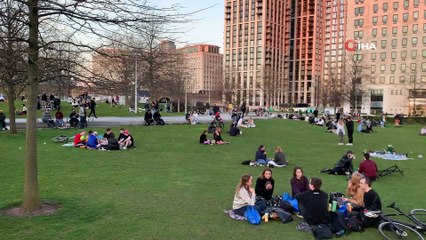 - Londra'da halk park ve bahçelere akın etti
