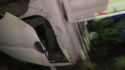 BURSA Kazada takla atan kamyonette sıkışan yaralıları milli atlet çıkardı