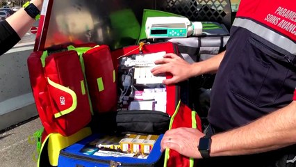 Deux paramédics en soins avancés présentent ce qui se trouve dans leur ambulance