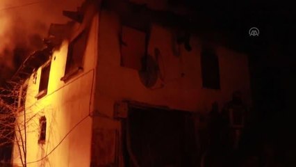 Son dakika haberleri! Çıkan yangında iki katlı ahşap ev kullanılamaz hale geldi