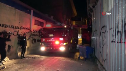 Tarihi evlerin yanındaki ahşap metruk binada korkutan yangın