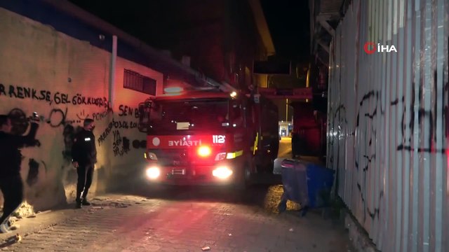 Tarihi evlerin yanındaki ahşap metruk binada korkutan yangın