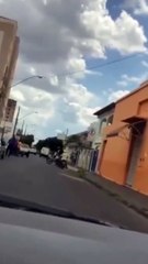 PM aposentada persegue ladrão, prende e ação viraliza na internet