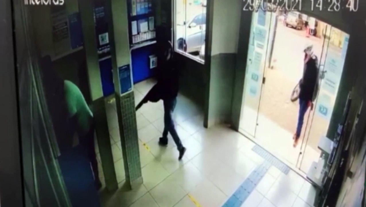 Homens portando espingarda invadem lotérica de Ponta Grossa; Veja o vídeo