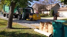 WM Peterbilt McNeilus front loader collecting trash