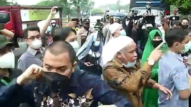 Pengacara Rizieq Cekcok dengan Polisi di Depan PN Jaktim