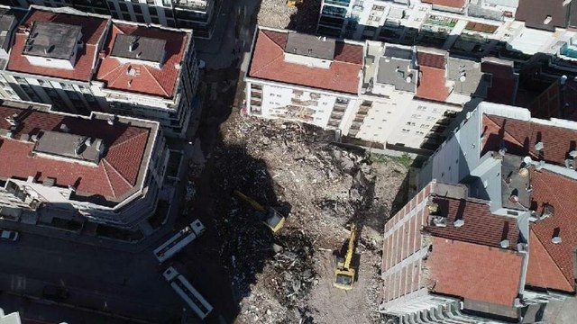 Ağır hasarlı bina yıkım esnasında çöktü, hasar gören yandaki bina mühürlendi