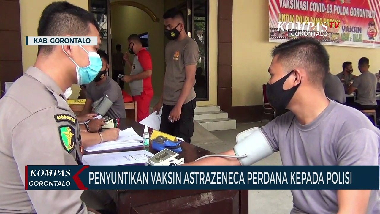 Penyuntikan Perdana Vaksin Astrazeneca Kepada Anggota Polisi
