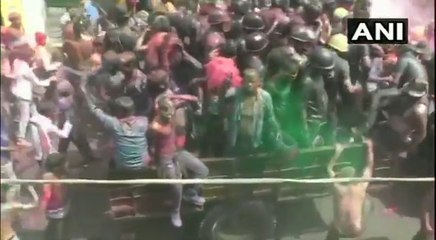 यूपी के शाहजहांपुर में लोगों ने खेली जूते-मार होली, वायरल हुआ वीडियो